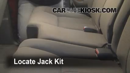 2005 Dodge Dakota SLT 4.7L V8 Crew Cab Pickup Levantar auto Usar el gato para levantar el auto